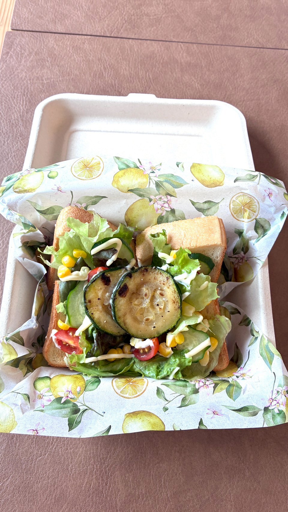 野菜をのせたトースト